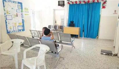  ?? DANIA ACEVEDO ?? Una paciente aguarda por atención en un centro de atención primaria en Santo Domingo Norte.