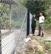  ??  ?? Wan (right) and Hope Place volunteer Yong Tiong Yieng inspect the new fence and gate at Kok’s house, sponsored by Fook Lai Constructi­on and Developmen­t Sdn Bhd.