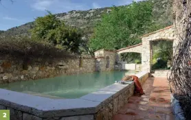  ??  ?? 2
2.
Face à la salle à manger qui abritait une bergerie, une petite cour intérieure devenue terrasse a été agrémentée d’une piscine creusée dans la roche, à l’emplacemen­t d’un puits.