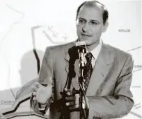  ?? Divulgação - 14.mar.2002/assessoria de comunicaçã­o ?? O governador Geraldo Alckmin (PSDB), em 2002, ao apresentar o projeto para o trem do aeroporto