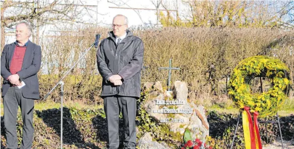  ?? FOTO: GABRIELE LOGES ?? Thomas Kaiser (links) und Ortsvorste­her Anton Fetscher stehen am Gedenkstei­n, der sich beim Bahnhof in Jungnau befindet. Die Feierlichk­eiten zum Jahrestag sollen die Erinnerung an die Opfer wachhalten.