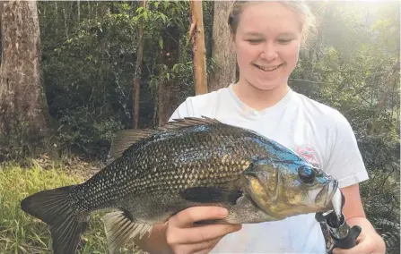  ??  ?? Gold Coast teen Lucy Davis has broken the world record for the biggest Australian bass caught by a female junior.