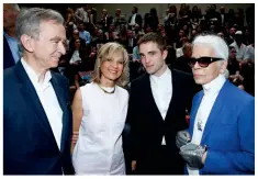  ??  ?? La maison Fendi fait partie du puissant groupe LVMH (Louis Vuitton Moët Hennessy), dont le PDG est Bernard Arnault. Ce dernier est ici avec sa conjointe, la Québécoise Hélène Mercier-Arnault, l’acteur Robert Pattinson et Karl Lagerfeld.