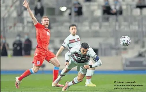  ??  ?? Cristiano remata de cabeza un balón a portería ante Luxemburgo.