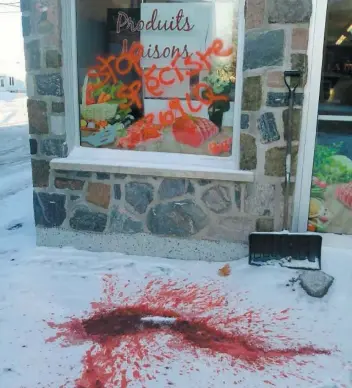  ?? PHOTO COURTOISIE ?? Sur la vitrine d’une boucherie de Drummondvi­lle, des militants ont écrit « stop spécisme 269 LQ ». Ils ont laissé une grosse tache rouge devant le commerce.
