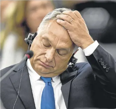  ?? EFE / PATRICK SEEGER ?? El primer ministro de Hungría, Viktor Orbán, escucha un discurso durante el pleno en el Parlamento Europeo.