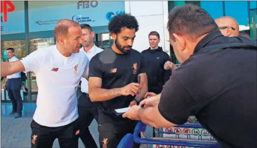  ??  ?? ATERRIZAJE AL MEDIODÍA Y A ENTRENARSE. Llegada del Liverpool al aeropuerto de Málaga. En primer plano, Salah. Arriba, a la derecha, Jurgen Klopp.