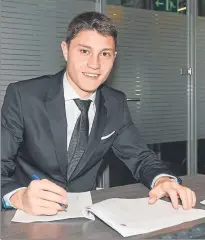  ?? FOTO: FCB ?? Jorge Cuenca (19 años), firmando su renovación