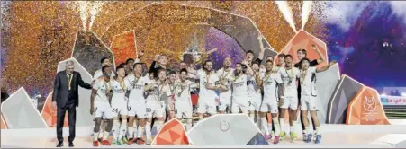  ?? ?? Los jugadores del Real Madrid celebran en el Al Awwal Stadium tras ganar la final de la Supercopa en Riad, el pasado enero.