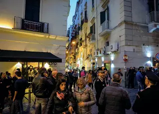  ??  ?? Movida nei vicoli di Chiaia e sotto in via Aniello Falcone