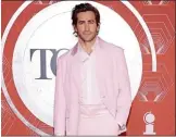  ?? ?? AUDACES. Jake Gyllenhaal y Andrew Garfield se animaron a los colores.