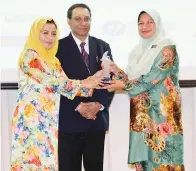  ??  ?? PENGARAH Jabatan Pendidikan Negeri Sabah Datuk Hajah Maimunah Haji Suhaibul (kanan) menerima anugerah Melta Recognitio­n daripada Permaisuri Johor Raja Zarith Sofiah Sultan Idris Shah (kiri).