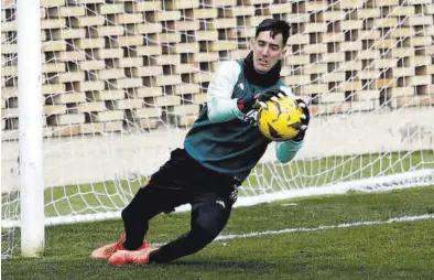  ?? MIGUEL ÁNGEL GRACIA ?? En el entrenamie­nto Edgar Badía realiza una parada en la sesión de ayer del Real Zaragoza. -