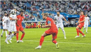  ?? FOTO: DPA ?? Harry Kane erzielt per Kopf das späte 2:1 für England gegen Tunesien.