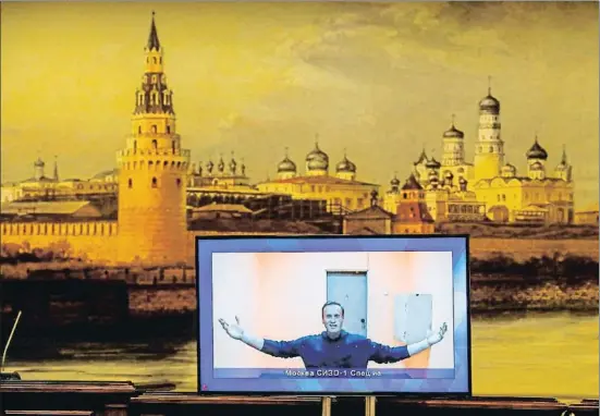  ?? YURI KOCHETKOV / EFE ?? Alexéi Navalni comparece el jueves por videoconfe­rencia en la vista sobre el recurso abierto contra su detención