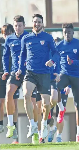  ??  ?? Aduriz, sonriente durante la sesión de ayer en Lezama a puerta cerrada.