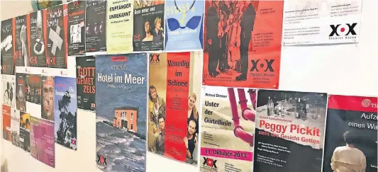  ?? RP-FOTO: MGR ?? Theaterges­chichte: Die Stücke, die auf die Bühne unterm Dach kamen – ganz links das erste Plakat zum ersten Stück „Kunst“.