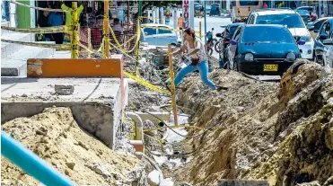  ?? FOTOS: JESÚS RICO ?? Una vecina de San José salta la zanja en medio de los escombros para continuar su camino hacia Murillo.