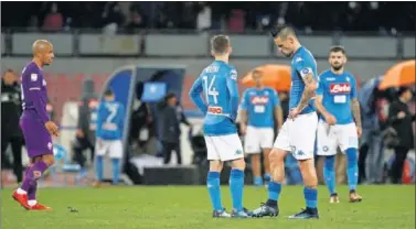  ??  ?? DECEPCIÓN. Mertens y Hamsik, cabizbajos tras no conseguir la victoria contra la Fiorentina.