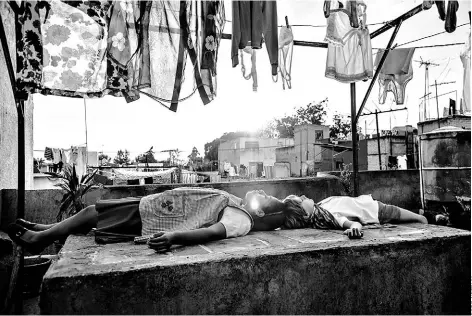  ??  ?? ► La autobiográ­fica Roma, de Alfonso Cuarón, recrea una historia familiar en Ciudad de México en los 70.