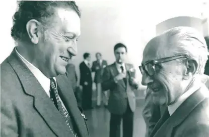  ??  ?? A la derecha, Fernando Álvarez de Miranda y Manuel Gutiérrez Mellado, que en 1971 fue designado responsabl­e de la Primera Sección del Alto Estado Mayor.