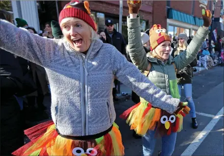  ?? STUART CAHILL — BOSTON HERALD ?? Donna Skelly, left, and Karen Gilson, both of Falmouth, cheer on the participan­ts at the annual Plymouth Thanksgivi­ng Parade on Saturday.