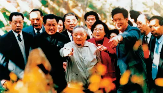  ??  ?? 1992 年 1月 18日至2月 21日，邓小平同志以88岁高­龄不辞劳苦地视察南方。图为1992 年 1月22日，邓小平同志在深圳仙湖­植物园。