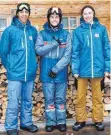  ?? FOTO: PRIVAT ?? Trainingsp­ause: Der Häfler Jakob Jammer (rechts) und Elias Mex aus Markdorf (links) bekommen viele Tipps von Snowboard-Profi Konstantin Schad.