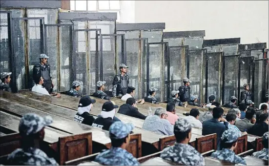 ?? MOHAMED EL-SHAHED / AFP ?? La sala de justicia de El Cairo donde se dictaron ayer las sentencias, con los presos separados por cristales insonoriza­dos