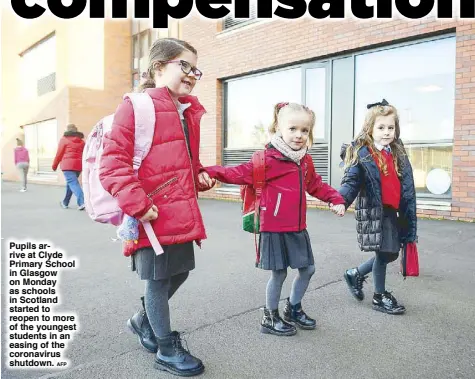  ?? AFP ?? Pupils arrive at Clyde Primary School in Glasgow on Monday as schools in Scotland started to reopen to more of the youngest students in an easing of the coronaviru­s shutdown.