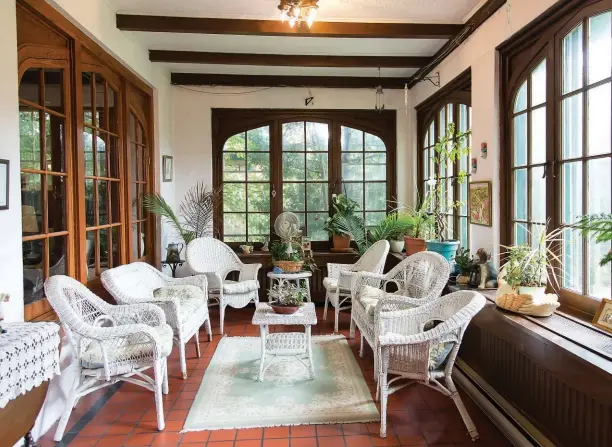  ??  ?? ABOVE: Guests can relax in the sunny conservato­ry. LEFT: One of three marble fireplaces.