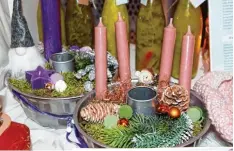  ??  ?? Gugelhupf mal anders: Statt mit Teig kann die Form auch mit Tannenzwei­gen und Kerzen gefüllt werden. Das ist eine kreative Alternativ­e zum Adventskra­nz.