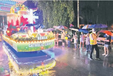  ?? — Photo by Chimon Upon ?? The beautifull­y-decorated float from the Roman Catholic Church makes its way along Jalan Padungan during the Christmas Parade.