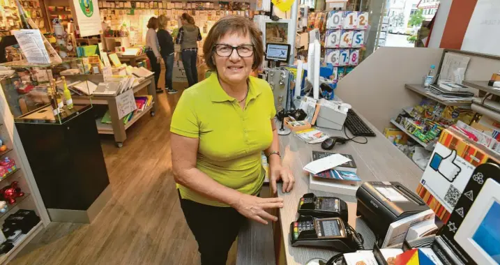  ?? Foto: Ulrich Wagner ?? Im Laden von Christine Gerblinger in Wertingen kann der Kunde nicht nur fast alles kaufen – von Büchern über Schreibwar­en und Deko-Artikeln bis zu Grußkarten. Er kann auch auf jede vorstellba­re Art bezahlen.