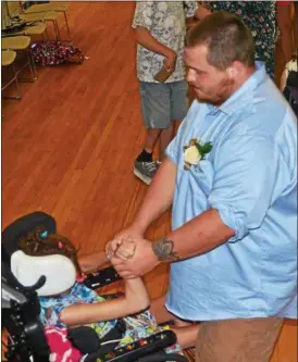  ?? SUBMITTED PHOTO ?? A father dances with his little girl at a Variety Club prom.