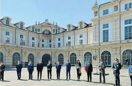  ??  ?? Celebrazio­ni per la Repubblica Ieri mattina autorità presenti alla cerimonia che si è tenuta nel cortile d’onore della scuola dell’esercito in via Arsenale