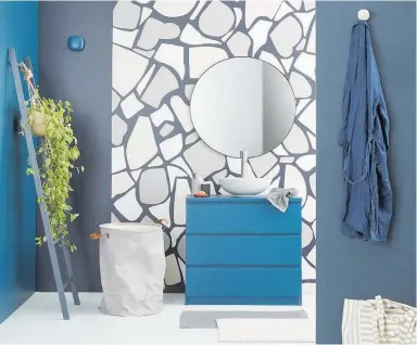  ?? ?? A selection of deep and dramatic blues can make a strong and stylish statement in a bathroom.