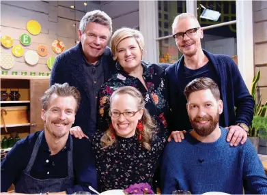  ?? YLE
FOTO: CARINA AHLSKOG, ?? I övre raden: Owe Salmela, Elin Skagersten-Ström och Jim Björni. I undre raden: Paul Svensson, Camilla Forsén-Ström och Jonas Sundström.