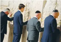  ?? (Jonathan Ernst/Reuters) ?? US ADMINISTRA­TION MEMBERS visit the Western Wall on May 22.