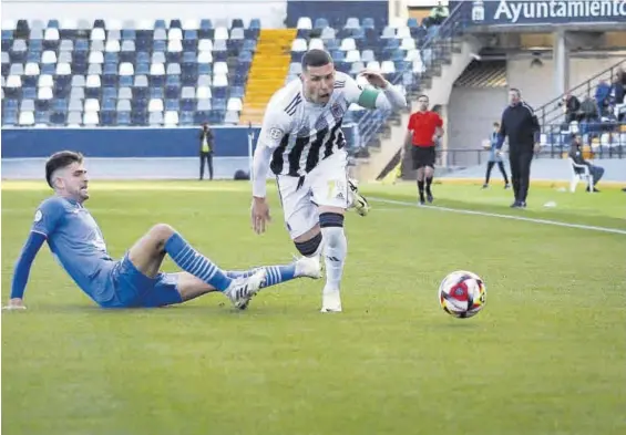  ?? JOTA GRANADO ?? Adri Carrasco intenta avanzar en un lance del Badajoz-Illescas.