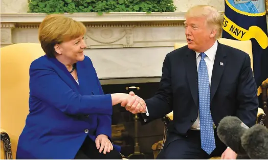  ?? PHOTO AFP ?? Angela Merkel et Donald Trump se sont brièvement serré la main, hier, dans le Bureau ovale à la Maison-blanche.