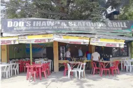  ??  ?? A roadside eatery in all its simplicity: Dod’s Ihaw Ihaw &amp; Seafoods Grill