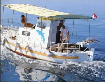  ??  ?? Rencontre insolite en quittant Kornat avec ce bateau transporta­nt des moutons, les seuls occupants des îles, souvent laissés en totale liberté.