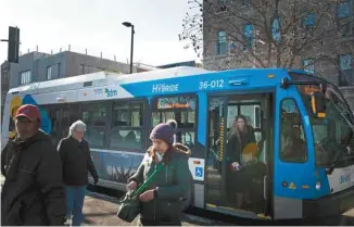  ?? CATHERINE LEGAULT LE DEVOIR ?? À Montréal, des arrondisse­ments ont vu une baisse de l’utilisatio­n du transport en commun.