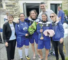  ??  ?? Les féminines ont mérité leur trophée