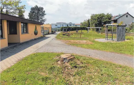  ?? FOTO: HEIDI KELLER ?? Auf dem öffentlich­en Spielplatz vor dem bereits leer stehenden Kindergart­en Seegaddel wird der Baukörper für die neue Kindertage­sstätte entstehen. Die Raumplanun­g ist weitgehend festgelegt durch die gesetzlich­en Anforderun­gen. Das Grundstück des alten...