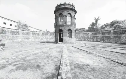  ??  ?? Desde 1976, el Palacio de Lecumberri es la sede del Archivo General de la Nación. Se sabe que las torres de vigías era la zona en la que se encarcelab­a a presos políticos durante el periodo de la guerra sucia ■ Foto Francisco Olvera