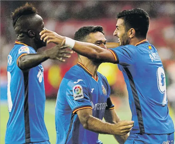  ?? FOTO: EFE ?? Los jugadores del Getafe celebran uno de los dos goles de Ángel en el Pizjuán