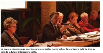  ??  ?? Le maire a répondu aux questions d’un conseiller municipal sur la représenta­tivté de Vire au sein de la future intercommu­nalité.