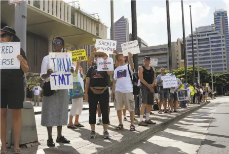  ?? Audrey McAvoy / Associated Press ?? Supporters of the Thirty Meter Telescope gather for a rally outside the Hawaii state Capitol in Honolulu on Thursday.